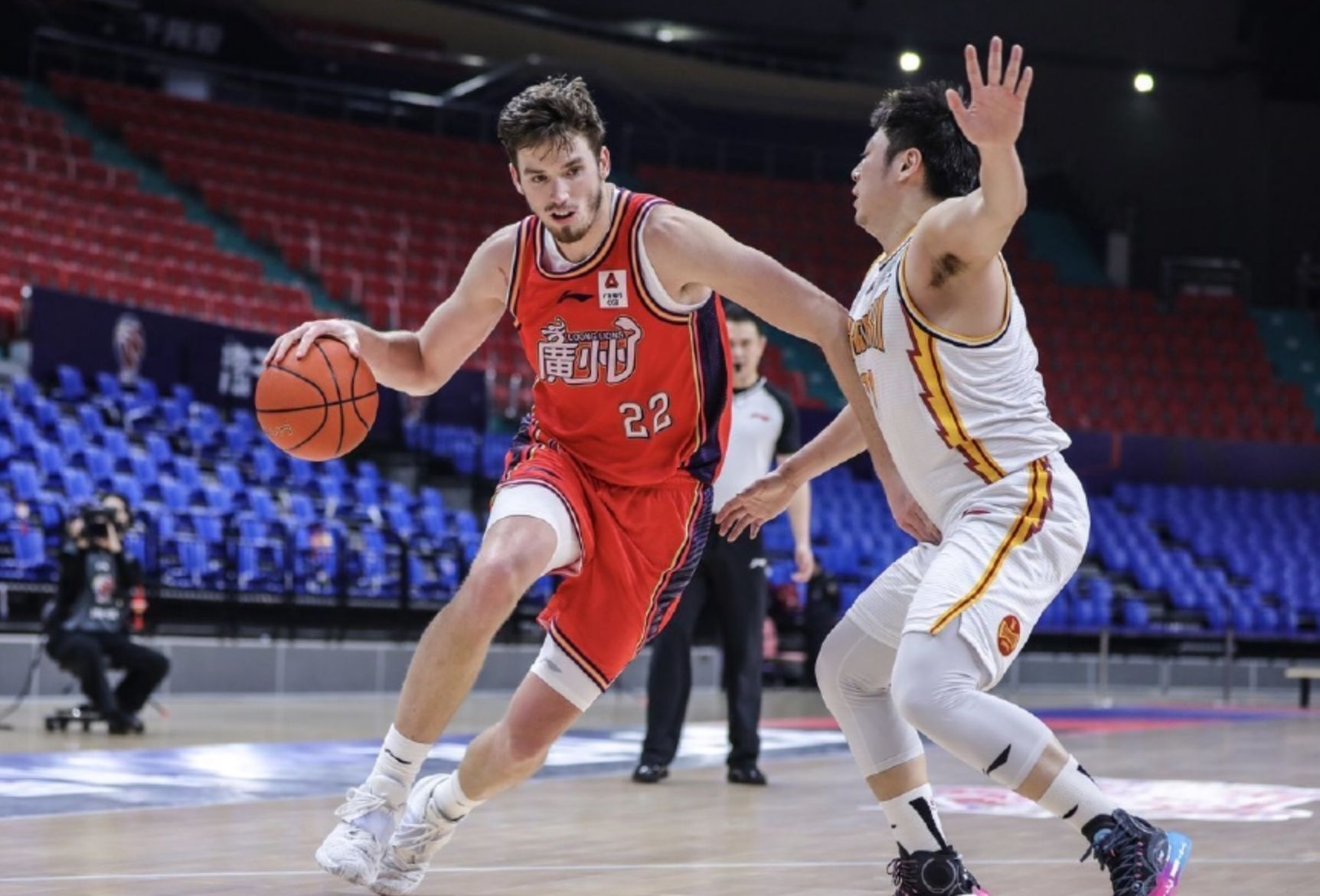 米兰电竞登录-上海迎战山西，强强对话燃爆球场热情